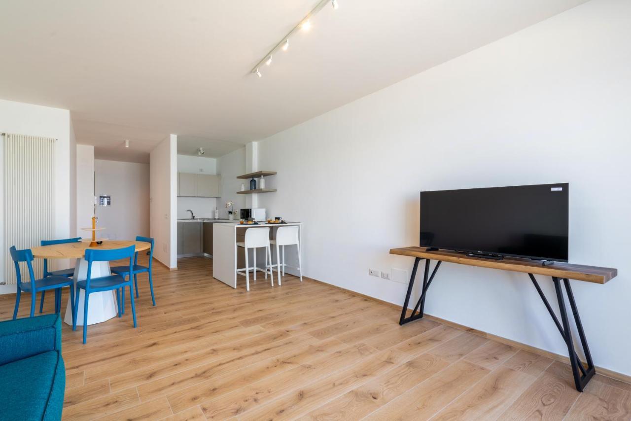 Waterfront Apartment With Seaview Balcony Μπάρι Εξωτερικό φωτογραφία